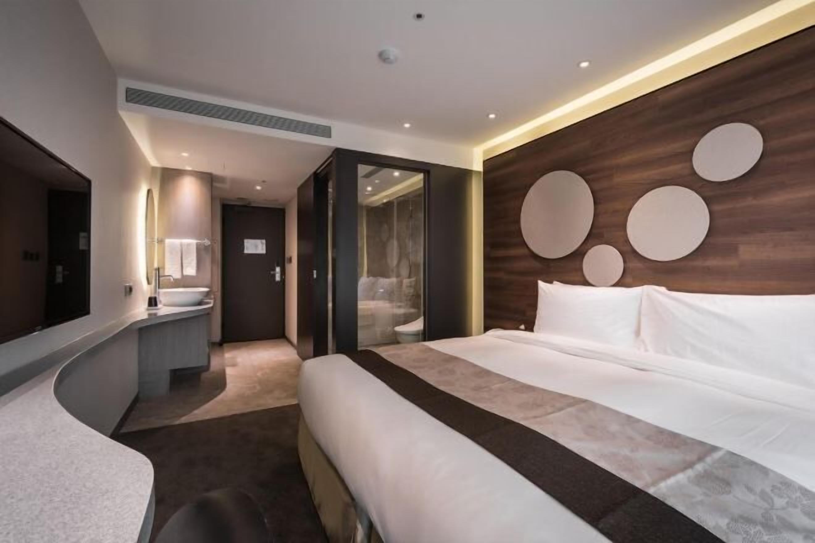 Een bureau, gratis wifi, beddengoed