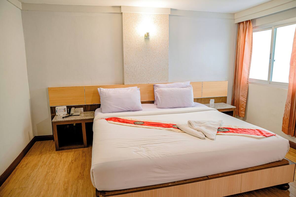 Deluxe Room | 迷你吧、客房内保险箱、办公桌、遮光窗帘