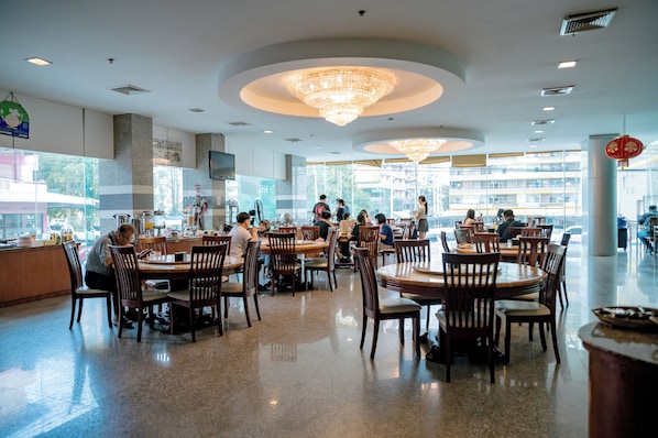 Breakfast, lunch, dinner served; Thai cuisine