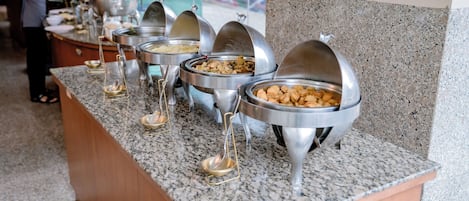 Desayuno buffet (THB 120 por persona)