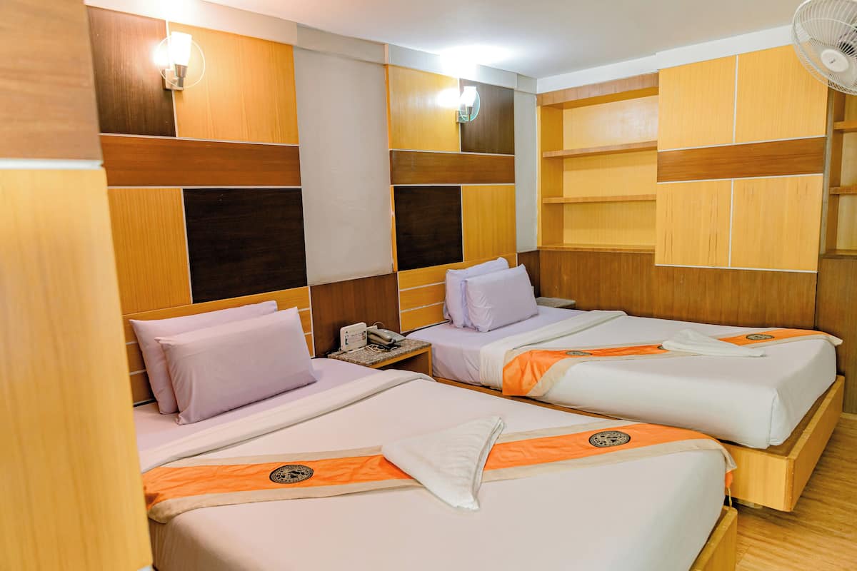 Suite Twin Room | 迷你吧、客房内保险箱、办公桌、遮光窗帘