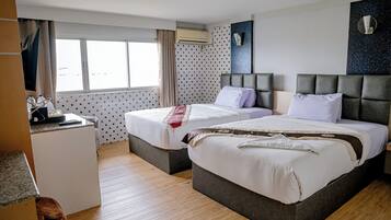 Deluxe Twin Room | Minibar, in-room safe, desk, blackout drapes