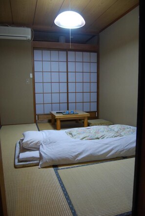 Desk, free WiFi, bed sheets - Ougiya Ryokan (Hakuba)
