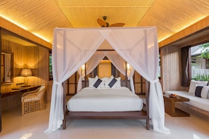 Beachfront Pool Villa | 迷你吧、客房內保險箱、書桌、遮光布/窗簾