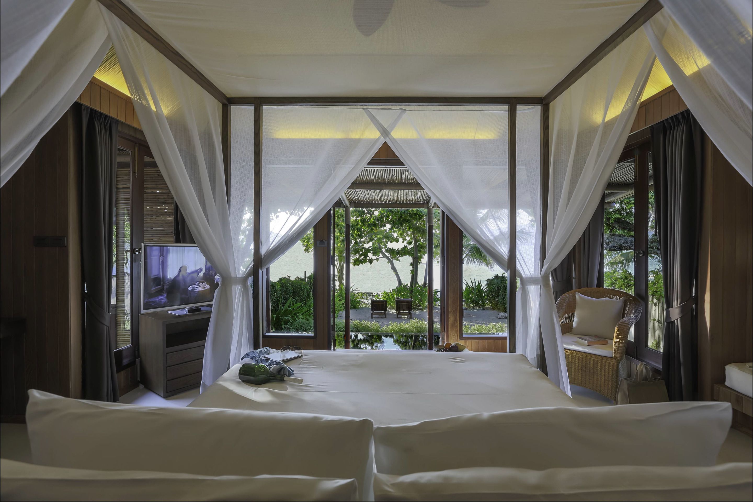 Beachfront Pool Villa | Minibar, in-room safe, desk, blackout drapes