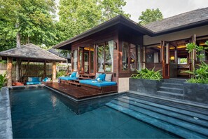 Beachfront Pool Villa | Minibar, coffres-forts dans les chambres, bureau, rideaux occultants