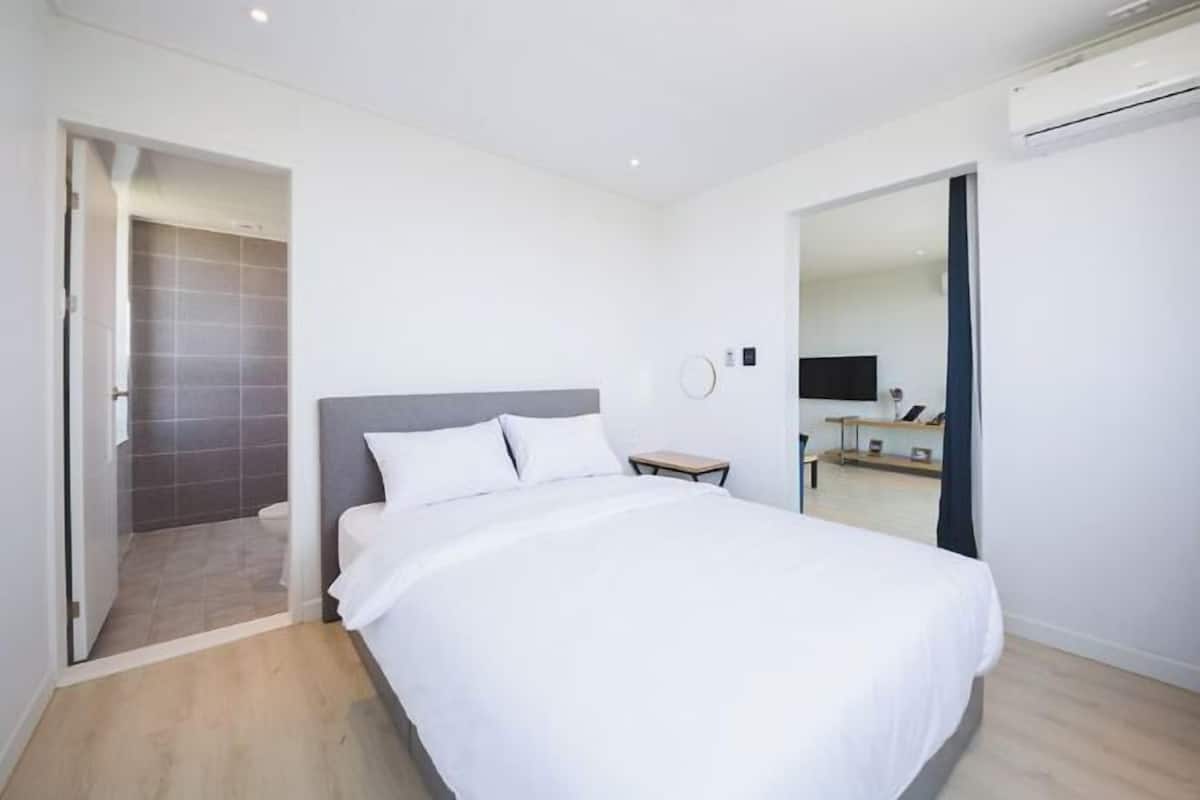 1 Schlafzimmer, Daunenbettdecken, Schreibtisch, Verdunkelungsvorhänge