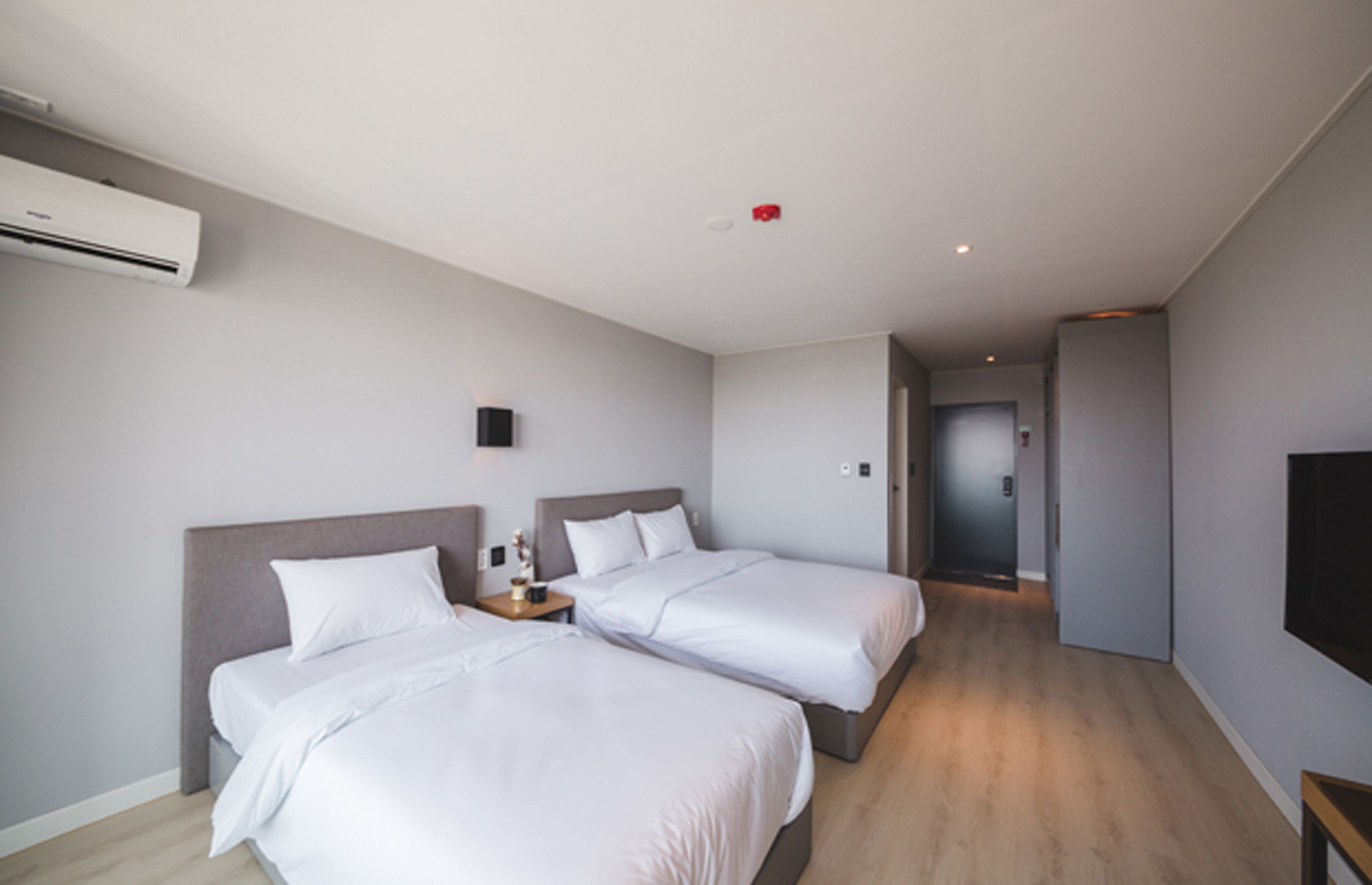 standard room | 1 bedroom, down duvets, desk, blackout curtains