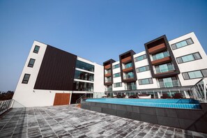 Outdoor pool, sun loungers - Sally's Jeju (Jeju City)