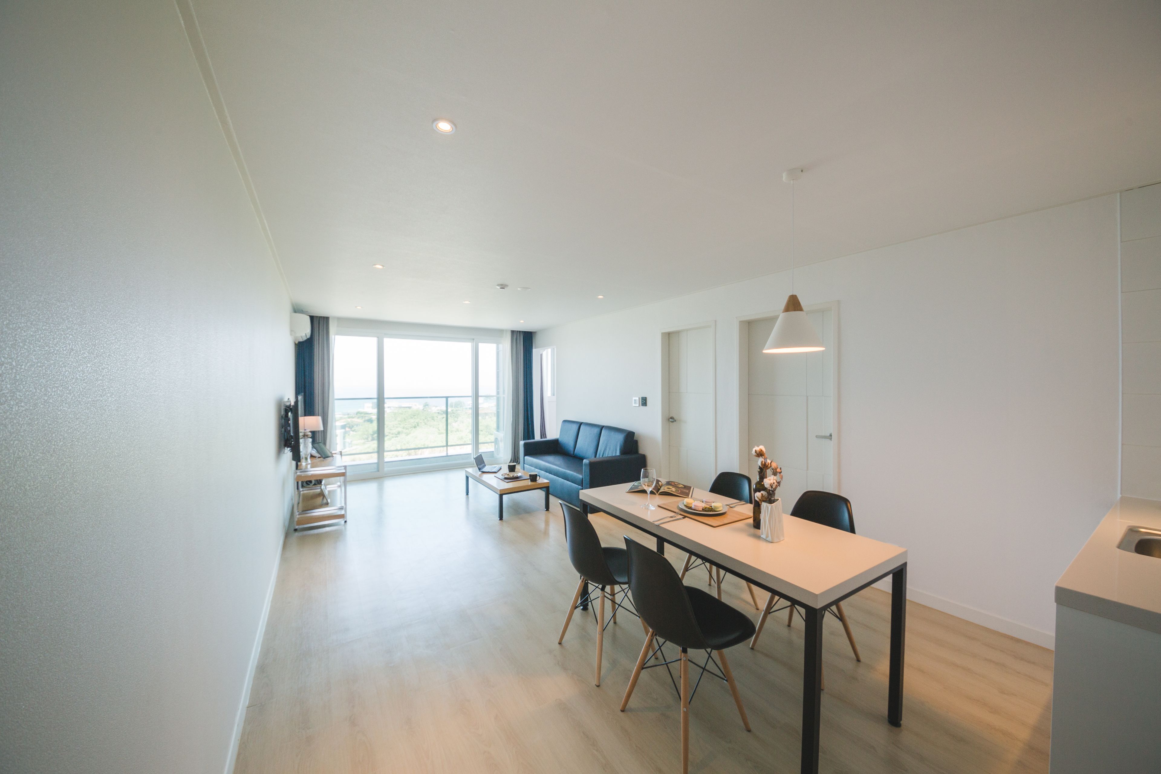 suite | 1 bedroom, down duvets, desk, blackout curtains