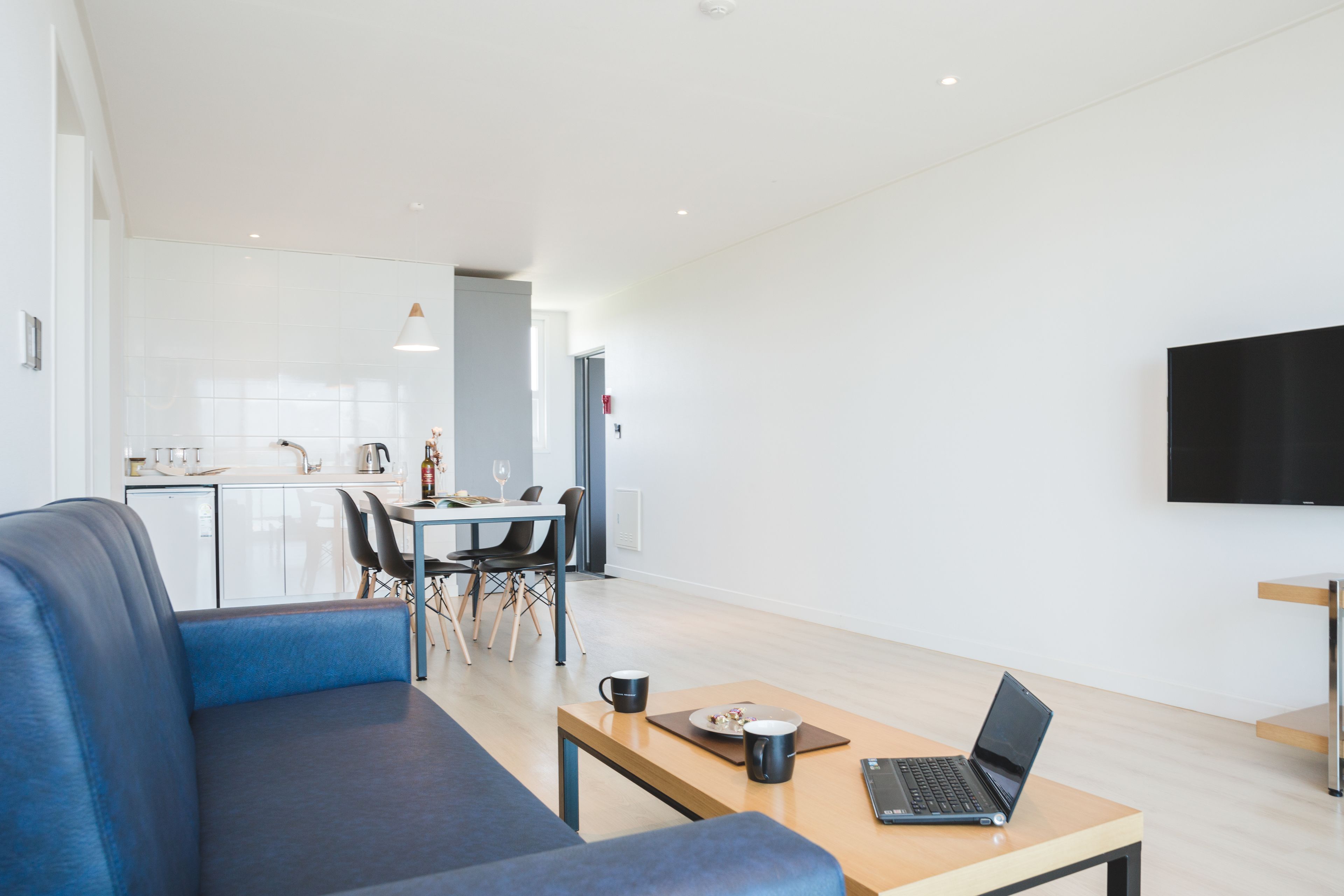 suite | living area | 45-inch flat-screen tv with cable channels, tv