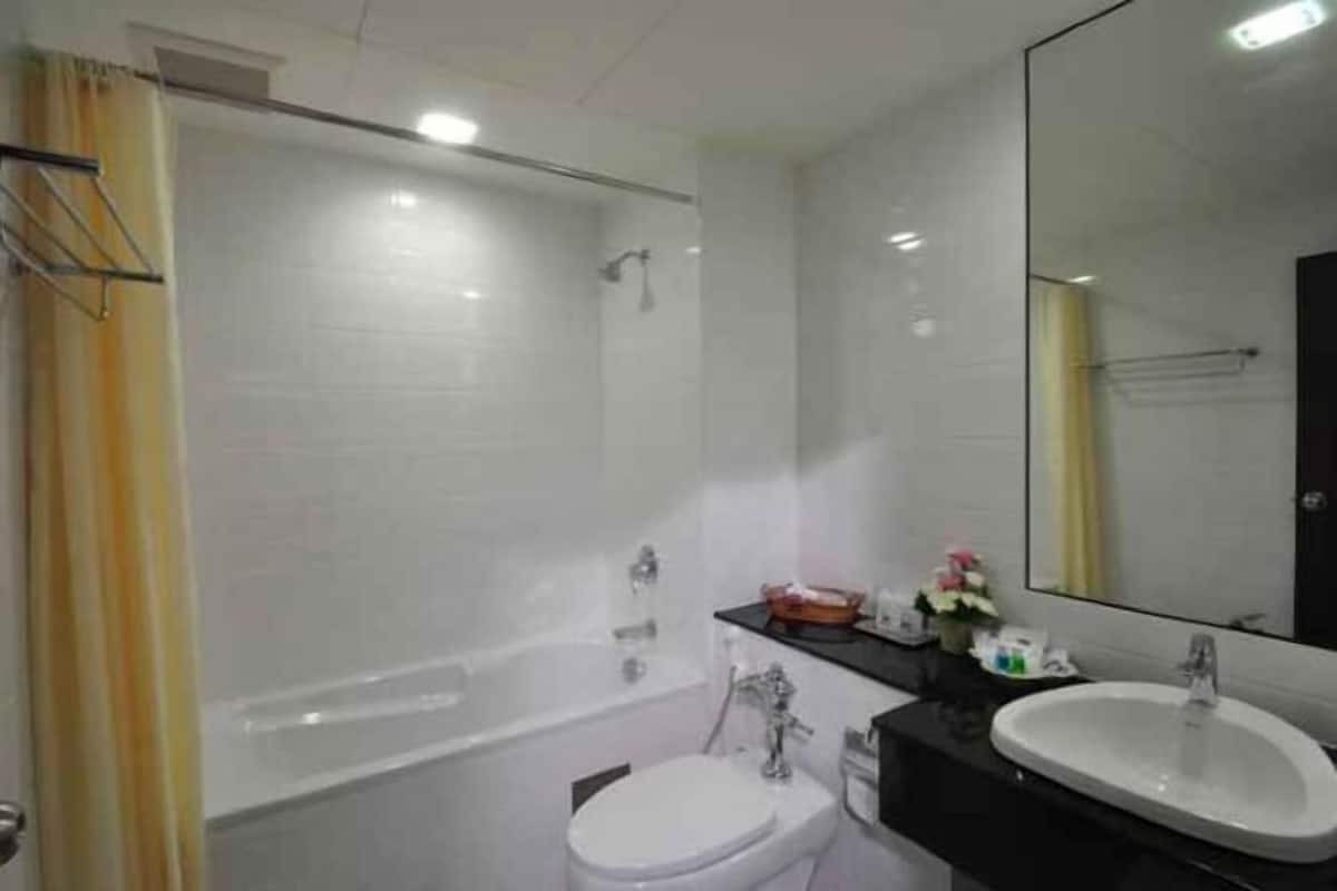 Tina con regadera, tina profunda, amenidades de baño gratuitas