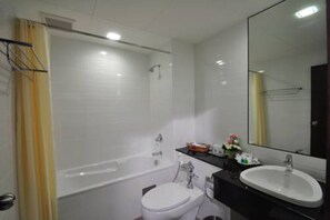 Tina con regadera, tina profunda, amenidades de baño gratuitas 