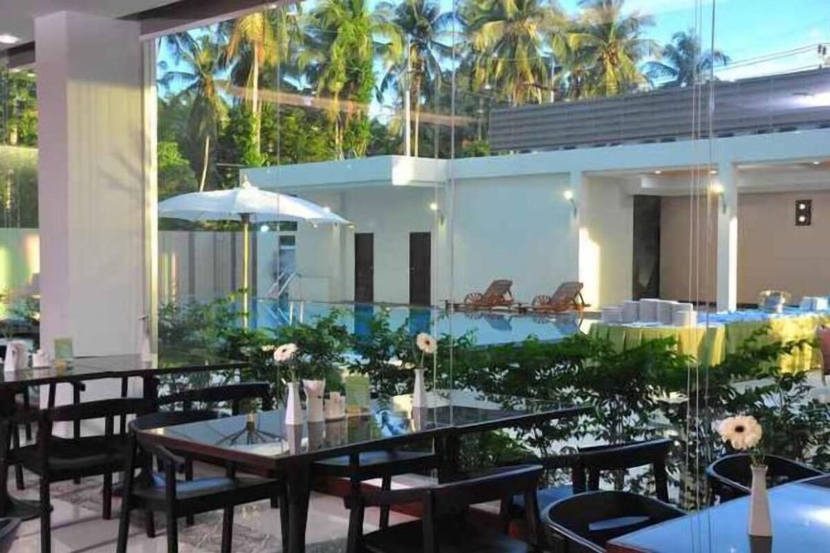 Outdoor dining | Breakfast, lunch and dinner served