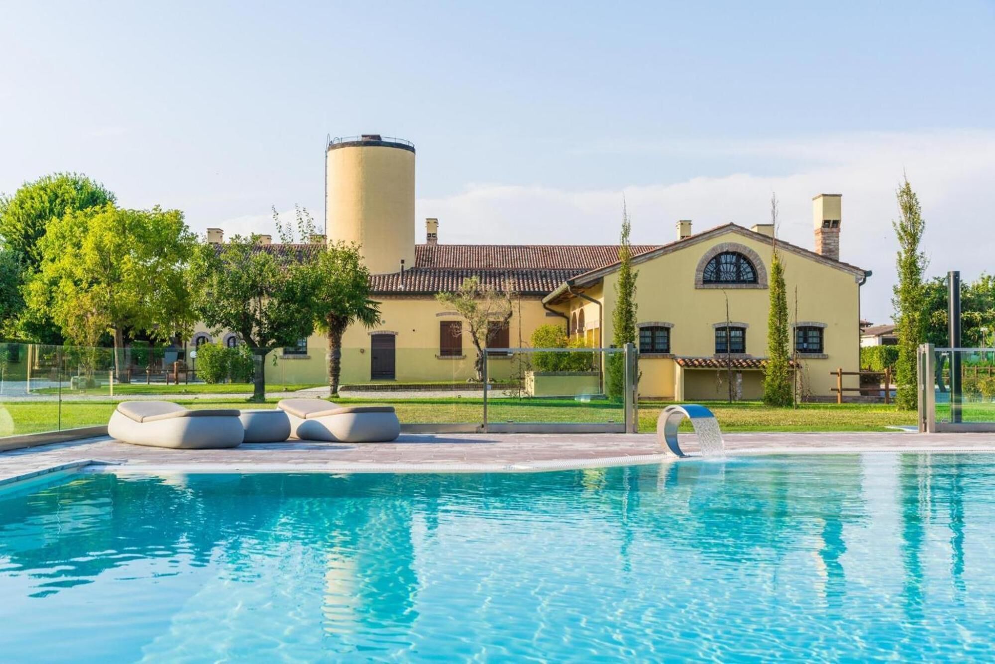 Alberca al aire libre, alberca con cascada y camastros