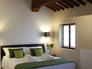 Habitación triple, vista al jardín | Ropa de cama de alta calidad y minibar 