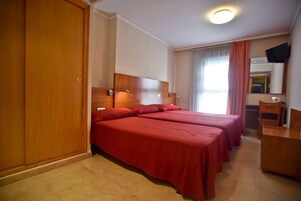 Een bureau, gratis babybedden, extra bedden, gratis wifi