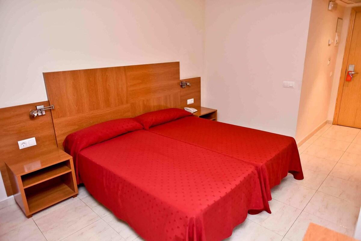 Chambre double | Bureau, lit de bébé (gratuit), lit d’appoint (supplément)
