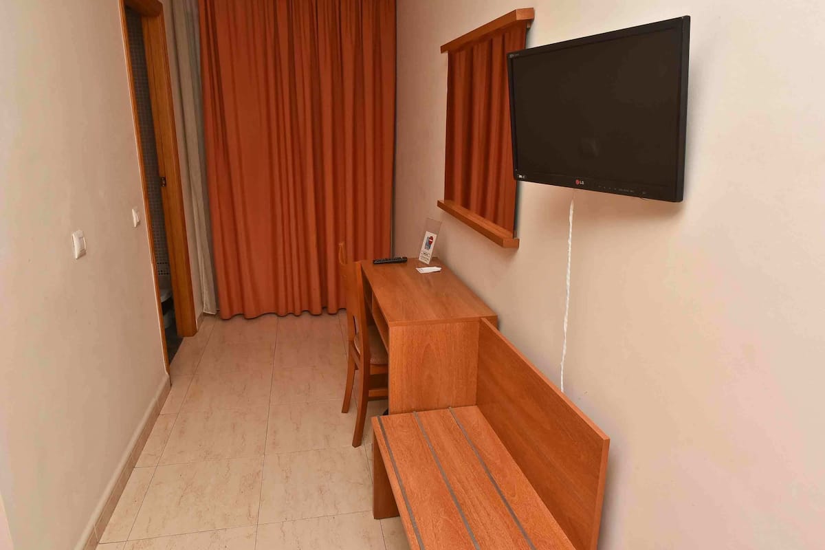 Single Room | Desk, cribs (free), rollaway beds (surcharge), WiFi (free)
