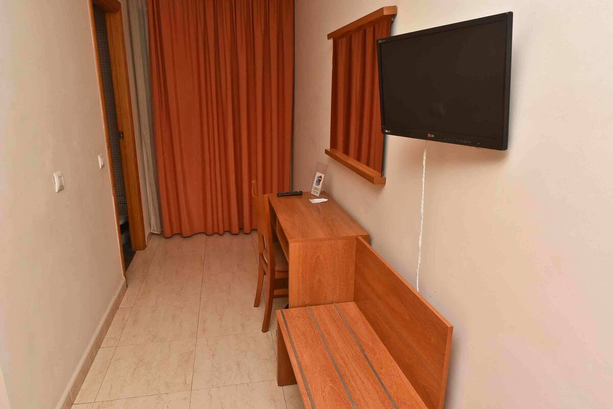 Single Room | Desk, free cots/infant beds, rollaway beds, free WiFi