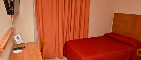 Chambre Simple | Bureau, lits bébé (gratuits), lits pliants/supplémentaires