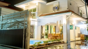 A two-story house with a swimming pool, a dining area, and a covered patio. - Pattaya Pool Villa (Pattaya)