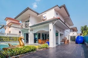 Balcony - Pattaya Pool Villa (Pattaya)