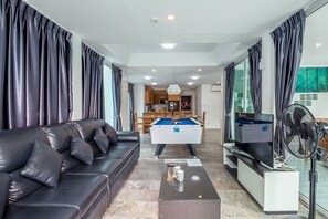 Lobby sitting area - Pattaya Pool Villa (Pattaya)