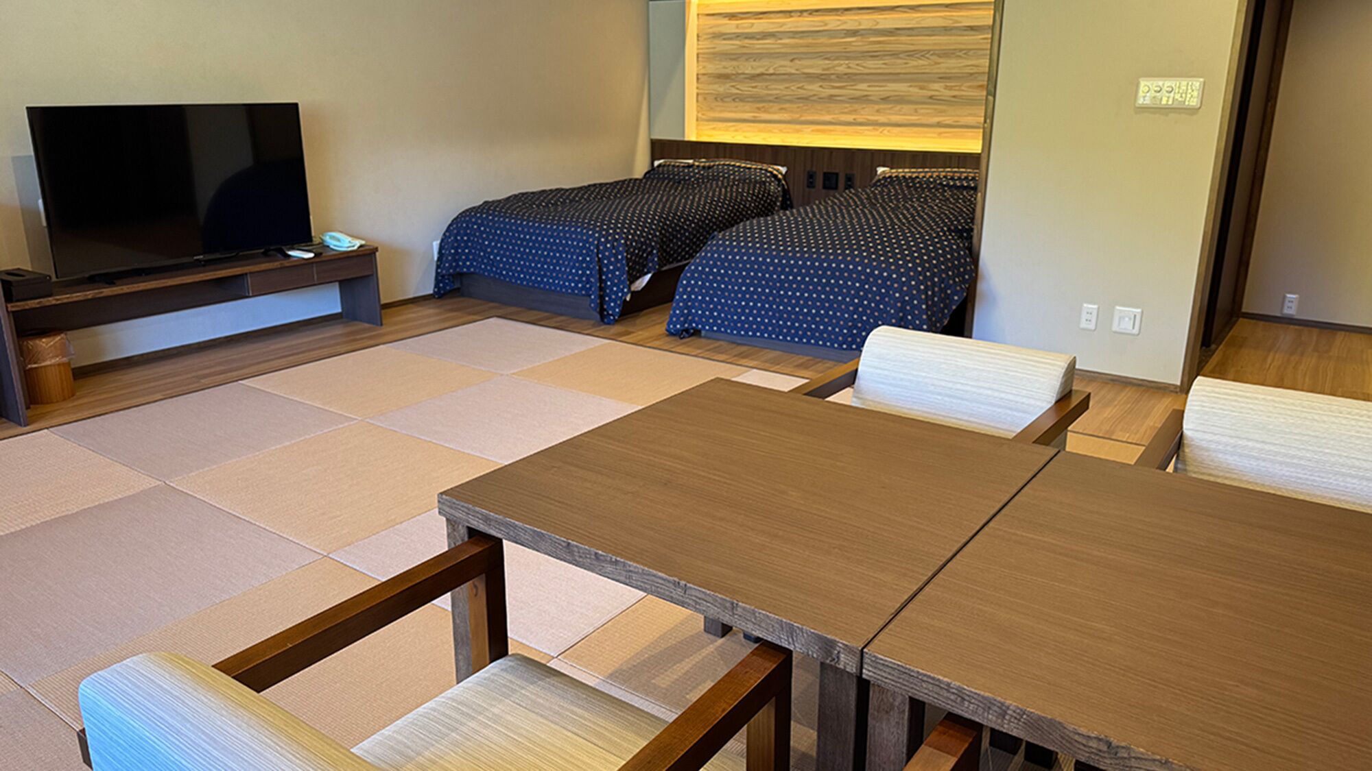 ผ้านวมขนเป็ด, ตู้นิรภัยในห้องพัก, โต๊ะทำงาน, ผ้าปูที่นอน