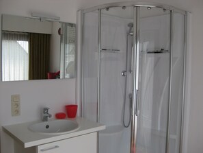 Comfort Apartment, 2 Bedrooms | Bathroom | Shower, free toiletries, hair dryer, towels - Vakantiewoning Lily (Oudenburg)