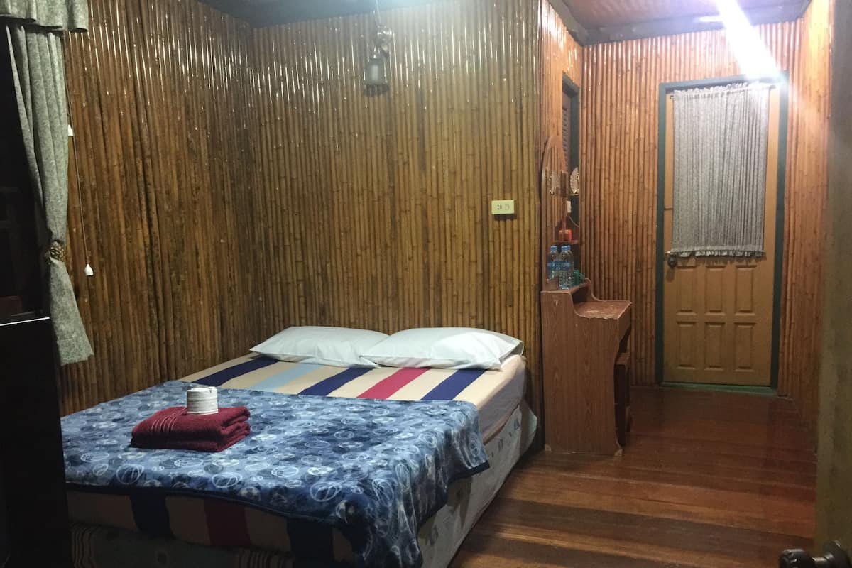 Hut Wood Bungalow | 책상, 무료 WiFi, 침대 시트
