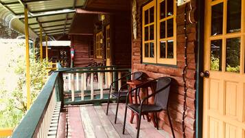 Hut Wood Bungalow | Balkon