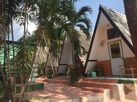 Comfort Room with Shower | 办公桌、免费 WiFi、床单