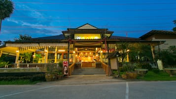 Daily cooked-to-order breakfast (THB 200 per person)