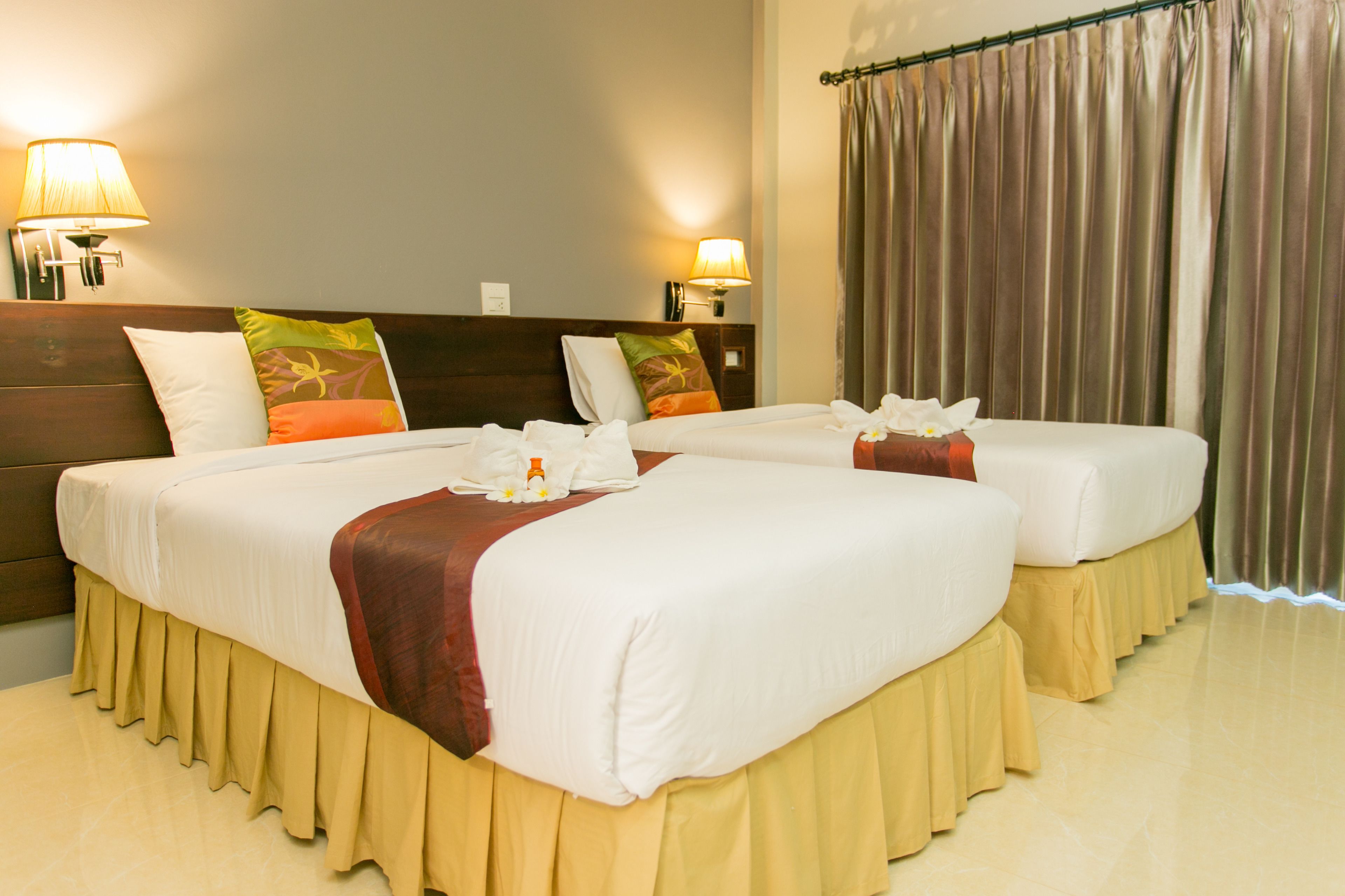 Quarto duplo superior | Cortinas blackout, camas extras/dobráveis (sobretaxa), Wi-Fi de cortesia