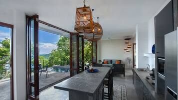 Villa 3 | Cocina privada | Refrigerador, microondas, parrilla de estufa y cafetera y tetera