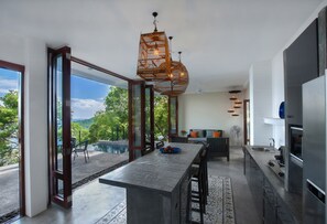 Villa 3 | Dapur pribadi | Lemari es, microwave, kompor, dan mesin pembuat kopi/teh