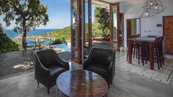 Villa | Cuisine privée | Réfrigérateur, micro-ondes, plaque de cuisson, cafetiÚre/bouilloire