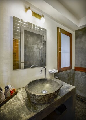 Villa | Salle de bain | Douche, articles de toilette gratuits, sĂšche-cheveux