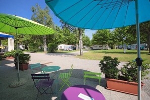 Petit déjeuner et déjeuner servis sur place, spécialités Cuisine locale