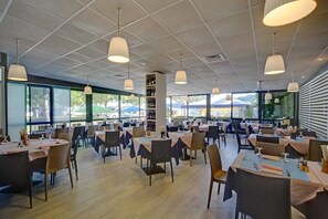 Frokost, lunsj og middag serveres