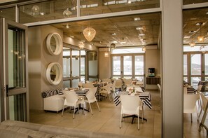 Se sirven desayunos y cocina internacional