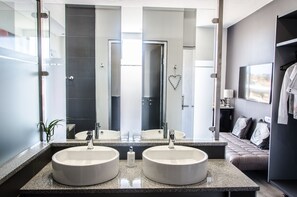 Free toiletries, hair dryer, towels - Chill Pepper Boutique Hotel (Mbombela)