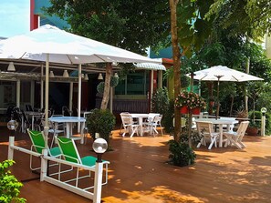 供应早餐、午餐和晚餐，亚洲菜