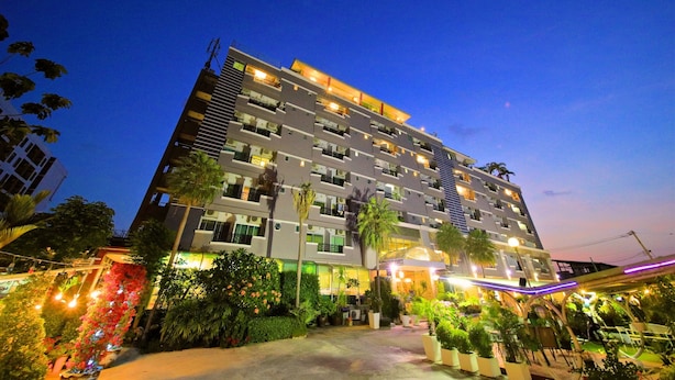 Outdoor banquet area - Hi Life (Bang Sao Thong)