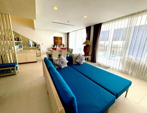 Grand Beachfront Villa | Wohnzimmer | 48-Zoll-LED-Fernseher mit Satellitenempfang, Fernseher