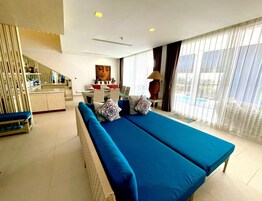 Grand Beachfront Villa | Salle de séjour | Télévision LED de 48 pouces avec chaînes par satellite, télévision