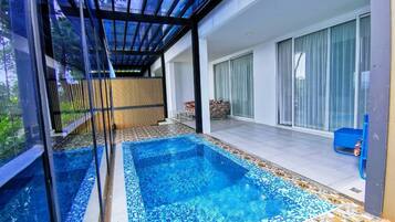 Grand Beachfront Villa | Balcony