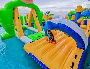 Outdoor pool, pool loungers - Sikhara Plago Resort (Chonburi)
