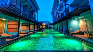 Una piscina al aire libre, tumbonas